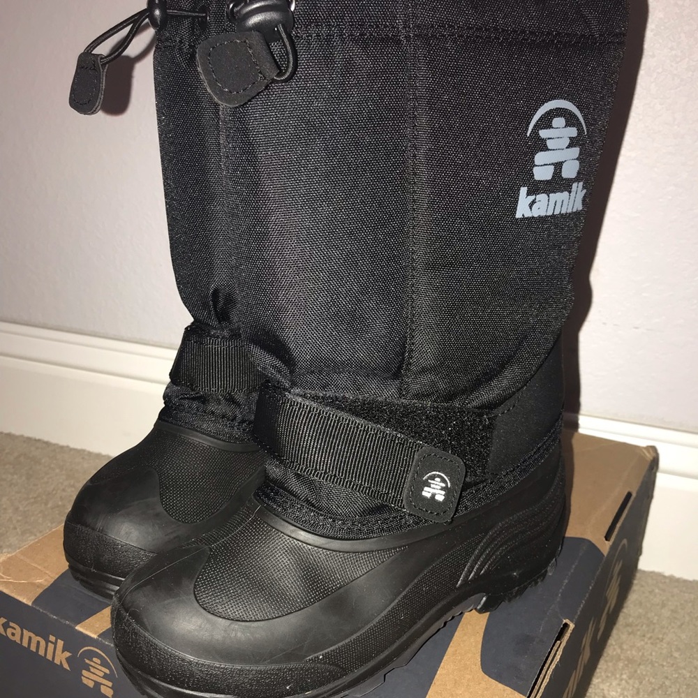 Black Rocket Kamik size 4 kids snow boot.